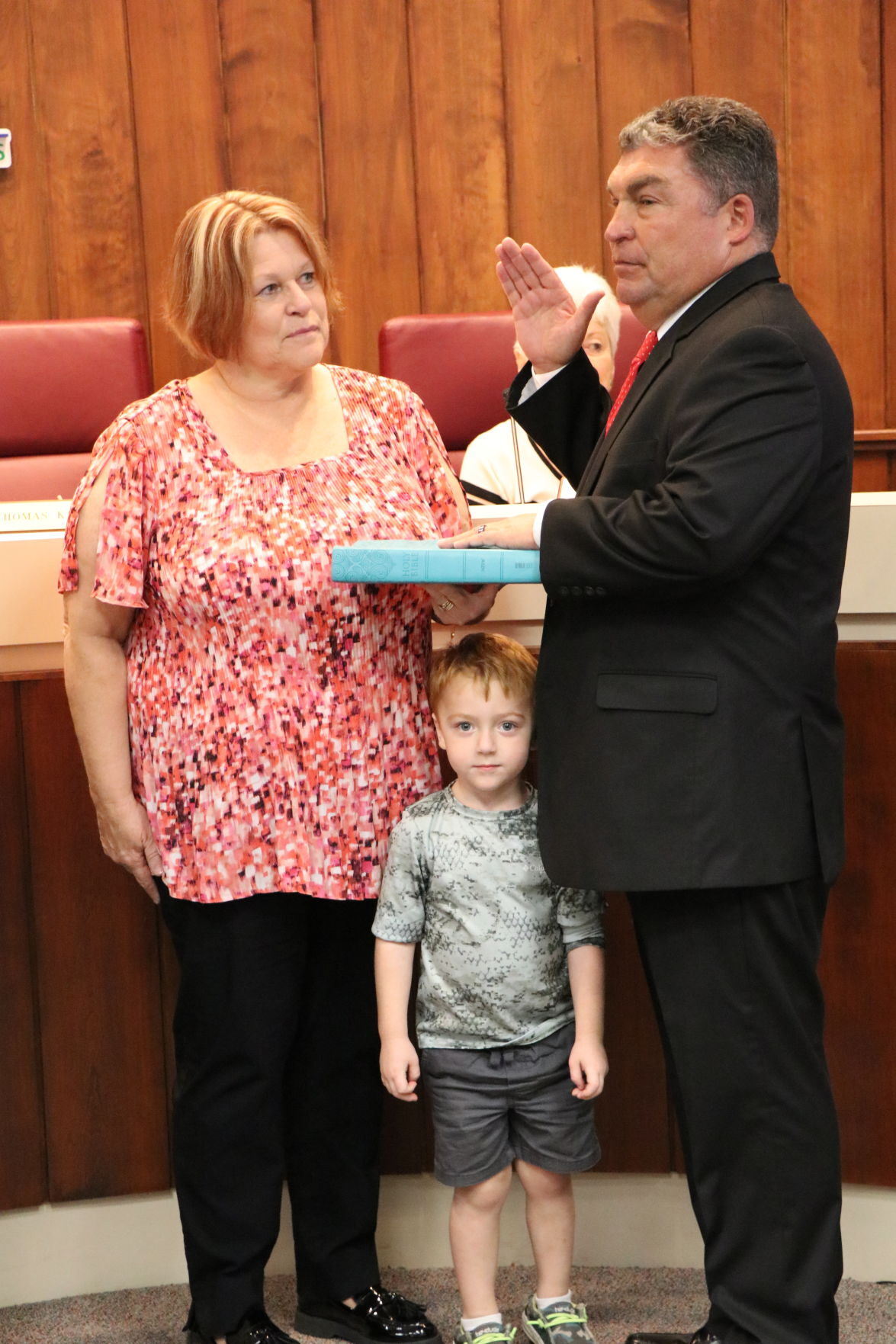 School Board swears in members, selects new chair